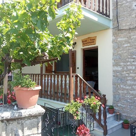 Small Town Apartment Конитса Экстерьер фото