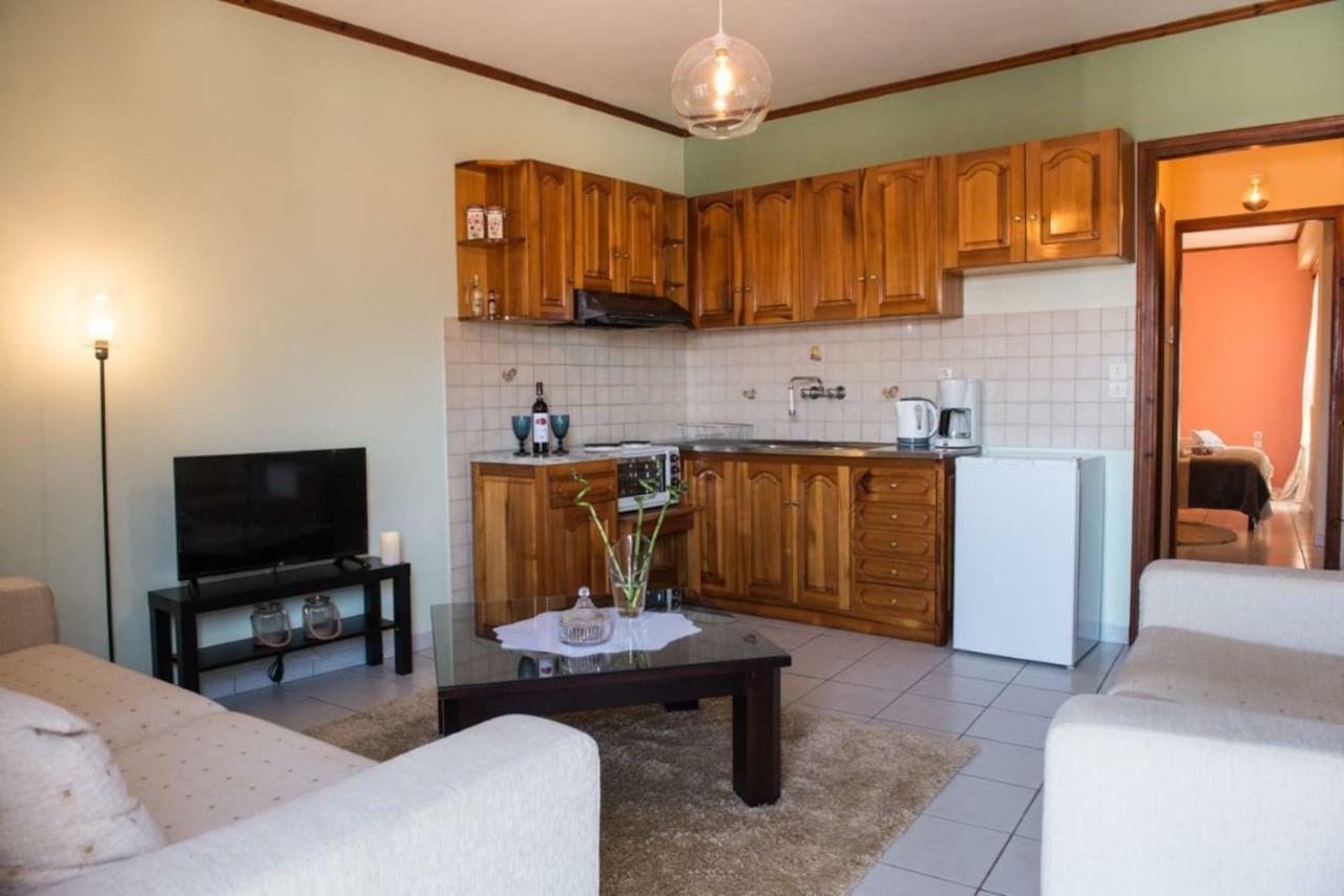 Small Town Apartment Конитса Экстерьер фото