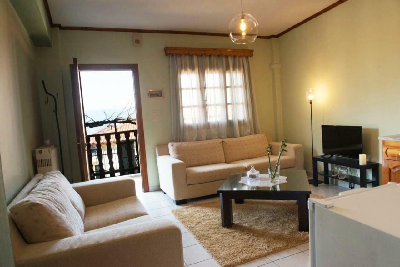 Small Town Apartment Конитса Экстерьер фото