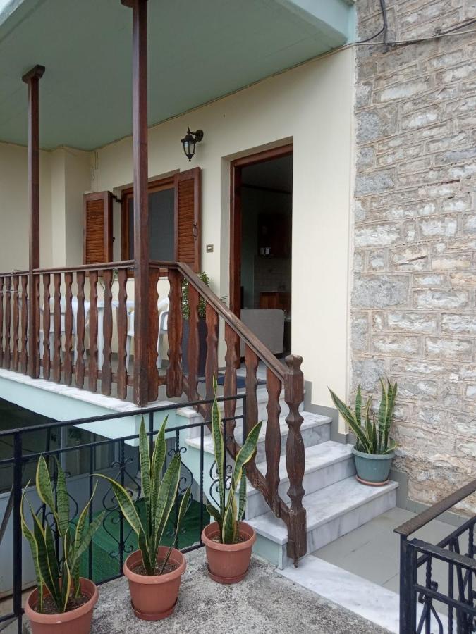 Small Town Apartment Конитса Экстерьер фото