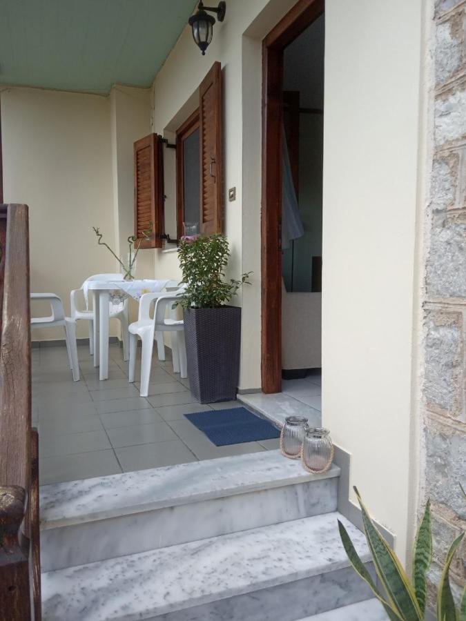 Small Town Apartment Конитса Экстерьер фото